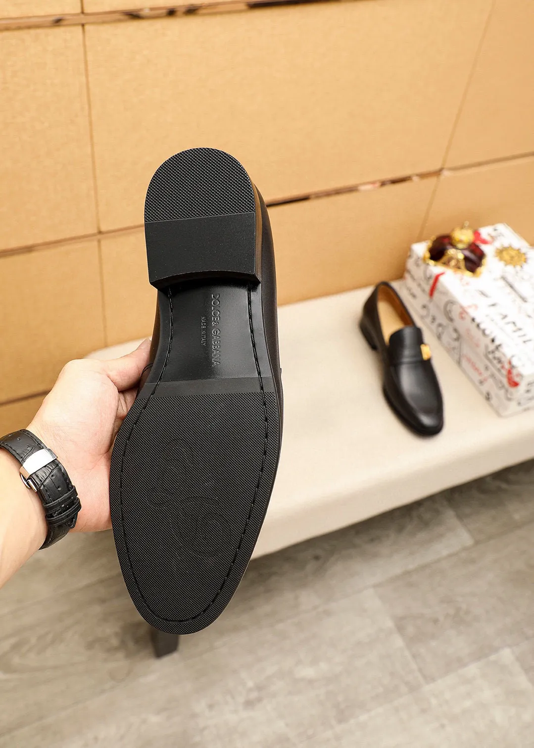 Men's clothing and shoes 💰460 💐DG top quality🔍🔍Men's new leather shoes🚹Sold simultaneously at counters⚠The uppers are imported open-edge beaded cowhide leather uppers from Italy, fully imported cowhide leather lining + classic hardware buckles, completely 1⃣️to 1⃣️reproduction🇮🇹💪💪, ⚠ Sole: The original sole is specially provided by the original factory. The exclusive movable molded sole is super comfortable. ⚠The original factory follows the order, 🔍🔍high quality, you can enter and exit the counter at will, welcome to compare⚠Size: 38-44 (45.46🉑️Customized)